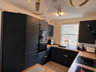 Town House with Hot Tub & Free Parking - 1