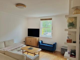 Town House with Hot Tub & Free Parking - 3