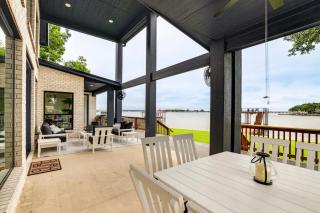 Dock and Hot Tub! High-End Cedar Creek Lake Retreat - 7