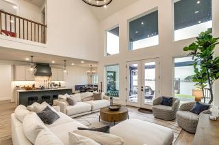 Hot Tub, Fire Pit! High-End Cedar Creek Lake Haven - 0