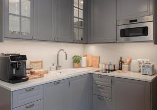 Vintage Charm Flat by Old Town & Freedom Monument - 8