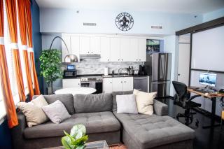 Stylish Downtown Escape Rooftop Gym & Patio - 9