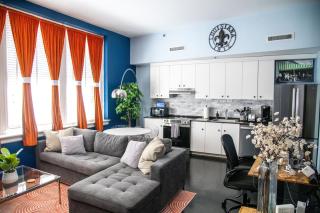 Modern downtown condo w rooftop gym - 0