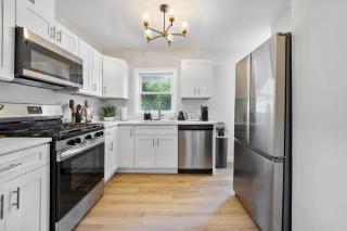 Relax & Play - 4BR Home with Game Room for Family & Outdoor Area - 4