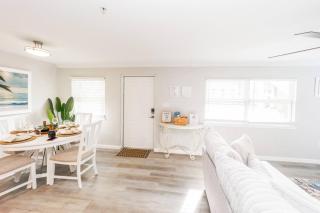 The Riverwalk Retreat Chic Downtown 2BR Condo - 2