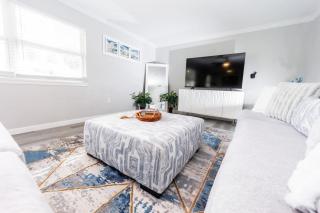 The Riverwalk Retreat Chic Downtown 2BR Condo - 1