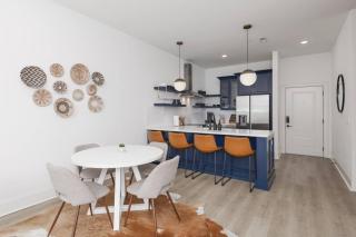 Sleeps 20 Three Condos Side by Side 10 minutes to Broadway - 2