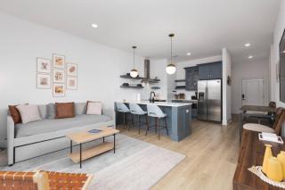 Sleeps 16 Two Condos Side by Side Only 3 miles Broadway - 0
