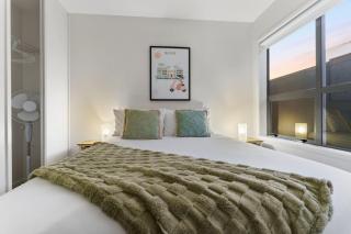 Central Abode with Free Parking - Skyline views - 6