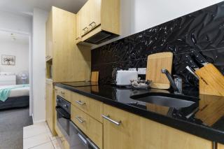 Central Abode with Free Parking - Skyline views - 5