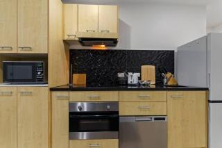 Central Abode with Free Parking - Skyline views - 2