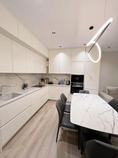 Modern new apt, prime location&view - 2