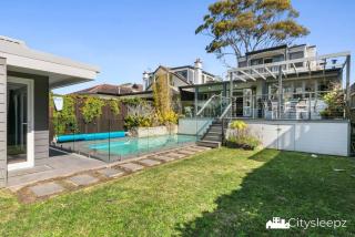 Family Home with Pool and Garden - Walk to Bay Run - 8