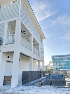 Luxury 5BR- 4BA Coastal Retreat - Stunning Ocean Views and Walk to Times Square - 4