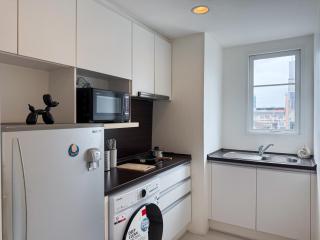 Modern Stay Near ICONSIAM l Steps to BTS Krung Thon Buri l Ultra Fast WiFi - Bangkok - 4