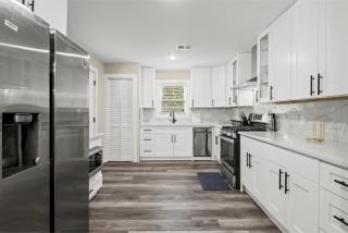 Private Fenced Yard - Fireplace - Free Parking - 8