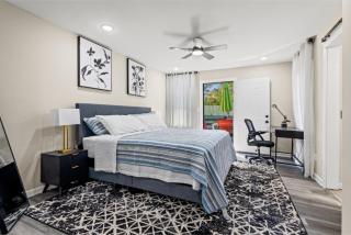 Private Fenced Yard - Fireplace - Free Parking - 6