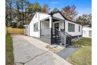 Private Fenced Yard - Fireplace - Free Parking - 5