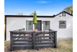 Private Fenced Yard - Fireplace - Free Parking - 3