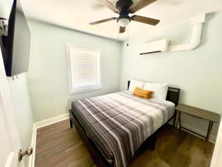 Laguna Beach Bungalow sleeps 4 large patio just steps to the sand - 2
