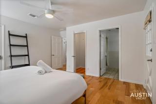 3BR 2BA w Yard 2 Grills and Firepit Near Q2 and Barr by Austin Vacay - 1