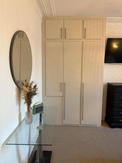 Bright 4-Bedroom Maisonette Family & Work Stays - 4