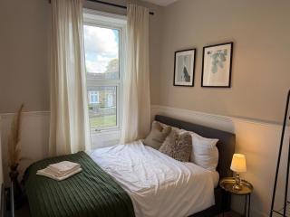 Bright 4-Bedroom Maisonette Family & Work Stays - 3