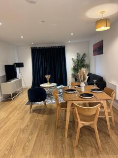Modern City Apartment Free Parking & WiFi - 8