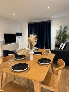 Modern City Apartment near Utilita Arena - Parking, Pool &Ping Pong - 1