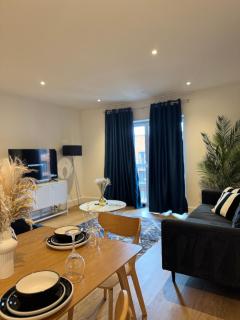 Modern City Apartment Free Parking & WiFi - 9