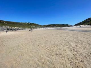 Whispering Waves in Porthtowan, Beachfront Apartment - 9