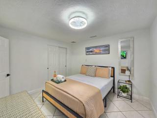 First Class Landing, 2BR, 7 TPA Airport, AC, Free Pkng, Wine, Fast Wi-Fi - 2