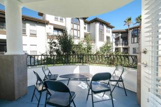 Multiple Miracle Mile Apartments Hub - 8