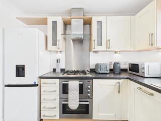Brookbank Close by Signature Stays - Central - Parking - Racecourse - 4