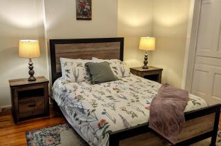 Relaxing Rustic Oasis, Unit A - 6 minute walk to Downtown! Pet-friendly & Cyclists Welcome! - 8