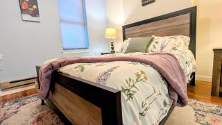 Relaxing Rustic Oasis, Unit A - 6 minute walk to Downtown! Pet-friendly & Cyclists Welcome! - 9