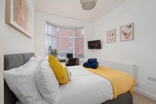 Spacious 4 bed - 4 en-suites - Parking - Discounts - 9