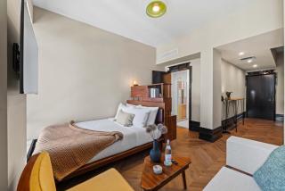 Freeman Upper Studio with Shared Amenities - 2