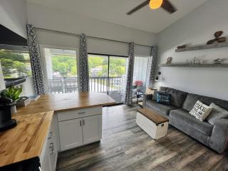 F Lakefront! Remodeled, Sleeps 4, Boat Slip, Patio, WiFi, Cable, Pool - 6