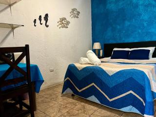Comfortable Private Rooms - Wonderland B&B - Shuttle services available - Antigua Guatemala - 9
