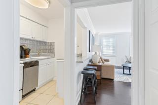 Urban Stay By Hotel Row - 6
