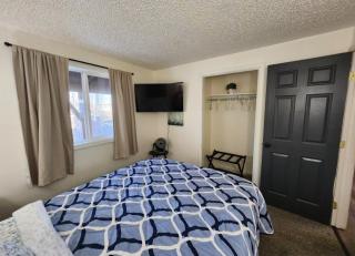 Newly Remodeled Bright & Centrally Located Stay - 6