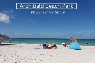 Modern - 8 mins by car to beach - Queen bed - Free parking - 9