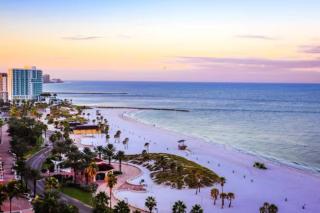 Modern - 8 mins by car to beach - Queen bed - Free parking - 4