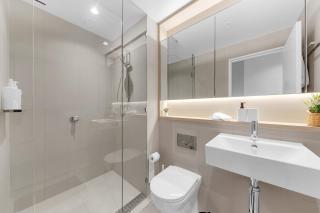 Comfort and Luxe Apt with 2Br 2Bath Pool Sauna and Gym - 3