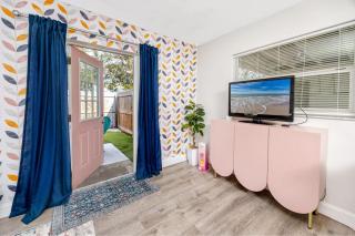 8 Mins to Beach, King Bed, Private Fenced Yard, Free Parking - 3