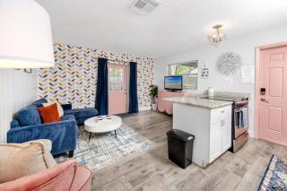 8 Mins to Beach, King Bed, Private Fenced Yard, Free Parking - 2