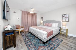 8 Mins to Beach, King Bed, Private Fenced Yard, Free Parking - 9