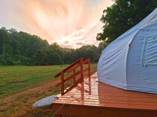 Starlit Riverfront Glamping Suite AC, WiFi, Games - Fredericksburg - 0