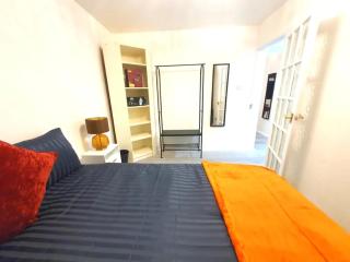Bright and Spacious 2-Bedroom Apartment in London - Your Home Away from Home - 3